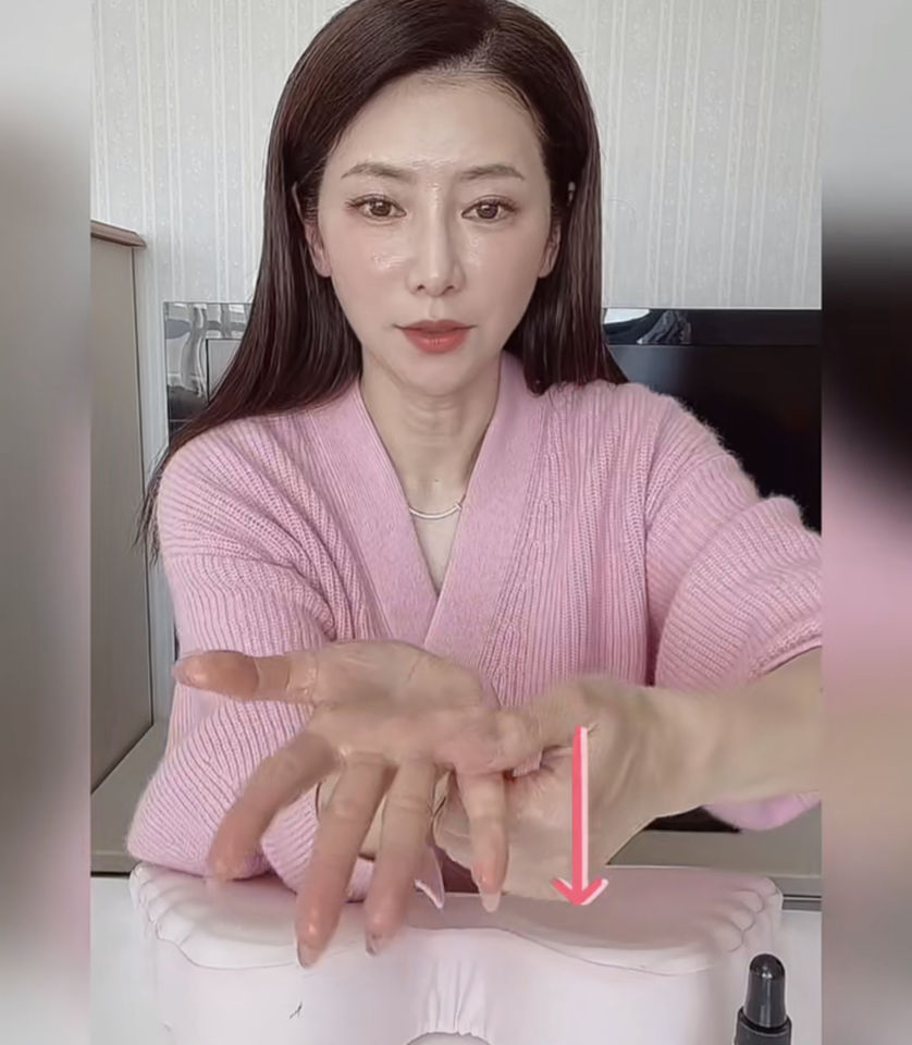 ▲水谷雅子,按摩,手部,保养,护手霜,。 （图／小红书）
