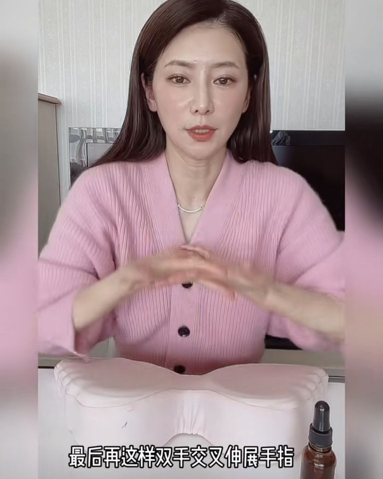 ▲水谷雅子,按摩,手部,保养,护手霜,。 （图／小红书）