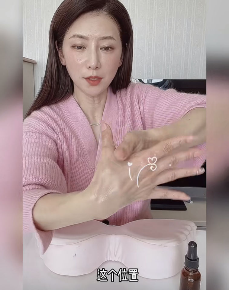 ▲水谷雅子,按摩,手部,保养,护手霜,。 （图／小红书）